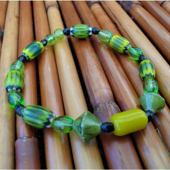 HANDMADE Vibrant Green/Black/Yellow Glass Beaded Bracelet Stretchable - Picture 10 of 12